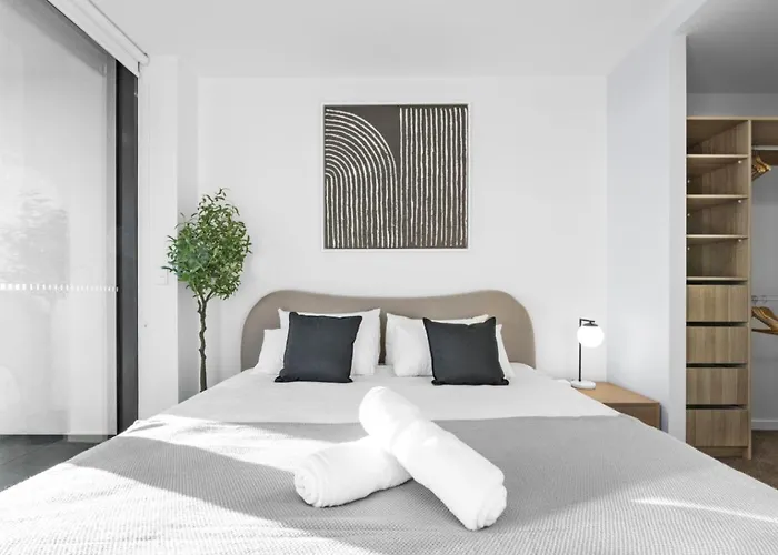 The Sunset - Brand New Modern Riverview 2 Bedroom With Free Parking Pool Gym Gold Coast