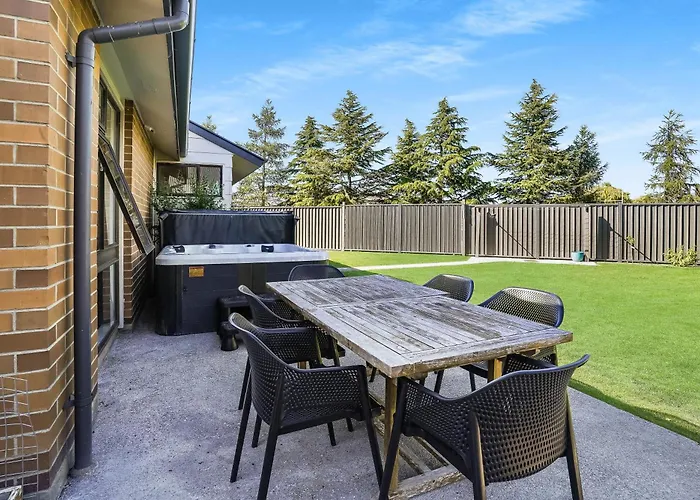 Family Holiday Home And Spa In Sunny Cromwell
