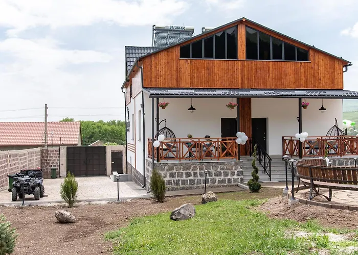 Aparan Guest House