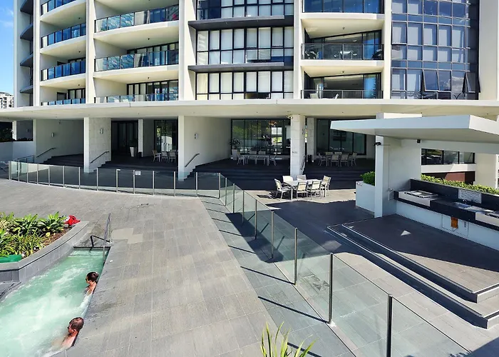 Large Modern 3 Bedroom Apartment With City Views - Coasthm Gold Coast