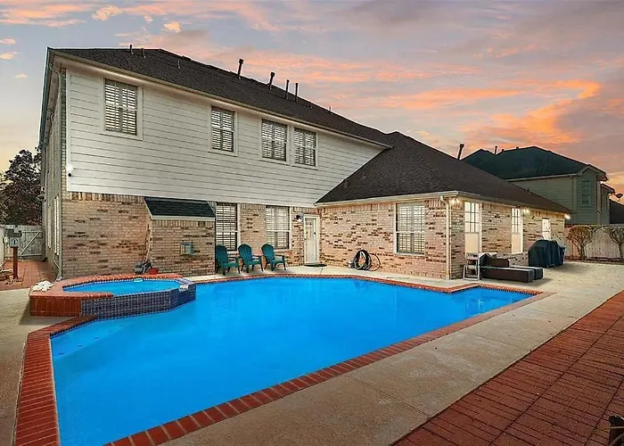 Royce Mini-Mansion With Heated Pool & Spa Houston