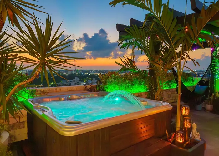 Luxury 4 Bedroom Penthouse With Private Jacuzzi Steps From Hotel Zone Cancún