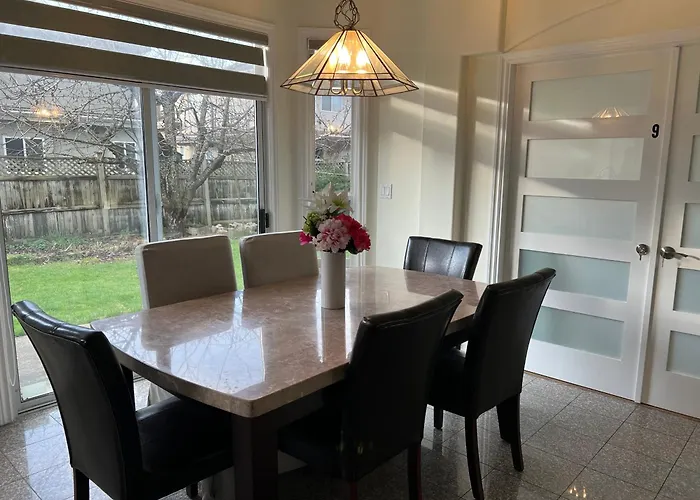 Spacious Bedroom With Two Queen Sized Bed Richmond
