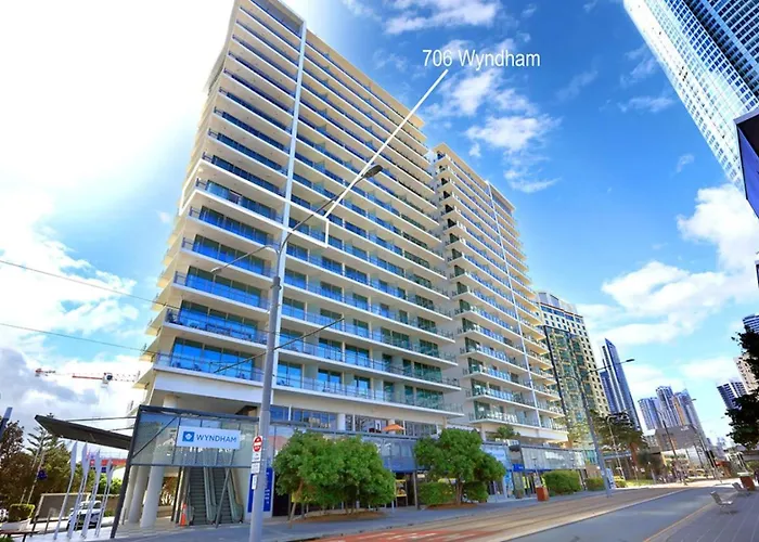 Surfers Paradise 2 Bed Great Views Pool Gold Coast