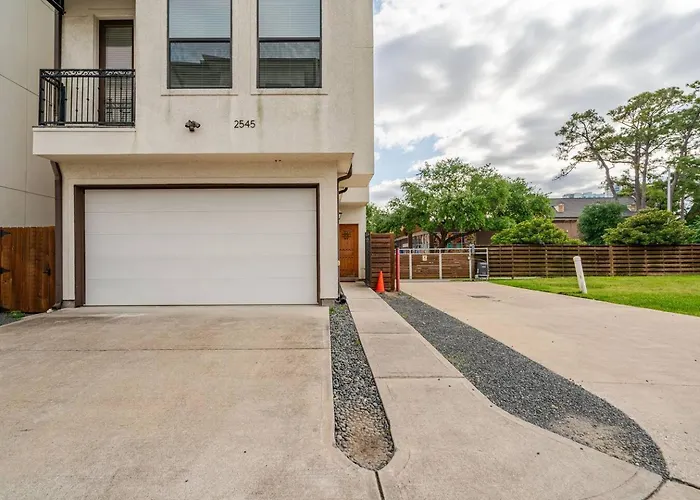 Private, City View , 5 Beds, 2 Balconies, Jacuzzi Houston