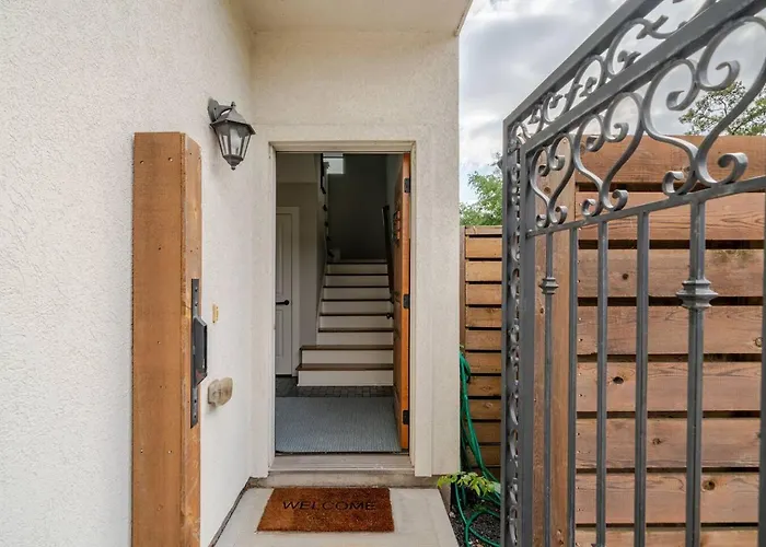 Private, City View , 5 Beds, 2 Balconies, Jacuzzi Houston
