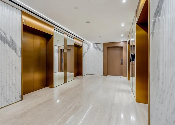 Luxury Studio With Jacuzzi & Canal Views Dubai