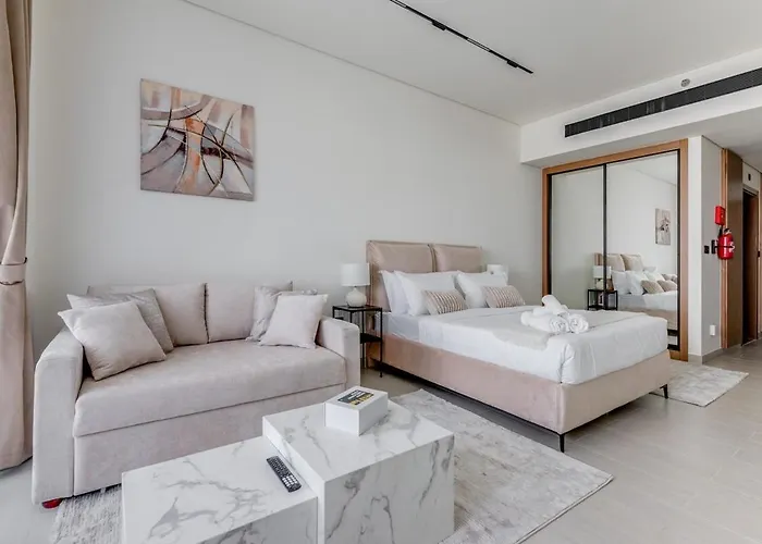 Luxury Studio With Jacuzzi & Canal Views Dubai