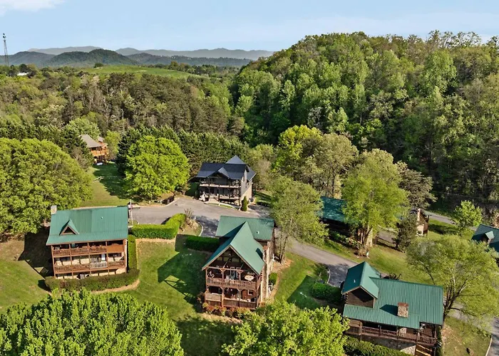 Villa Smoky Moonshine Manor W Hot Tub! Pigeon Forge