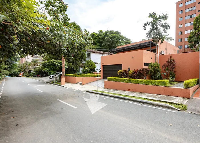 5Br Poblado Villa Close To Lleras Jacuzzi Cinema Ac Medellín