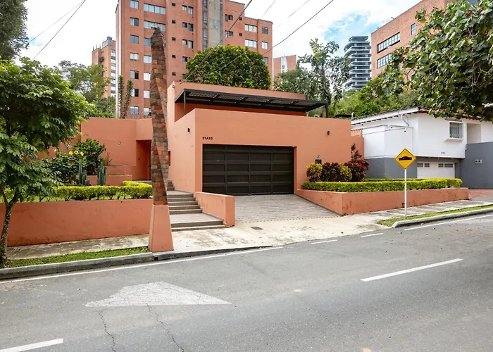 5Br Poblado Villa Close To Lleras Jacuzzi Cinema Ac Medellín