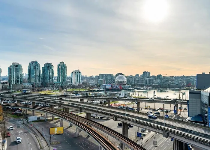 Bright 3Br Downtown Vancouver Condo W Pool & Gym