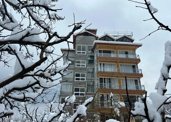 Hotel The Ravasa Manāli