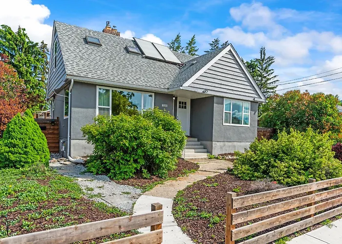 Stunning Heritage Home, Sleep 8, Hot Tub, Private Yard, Firepit Vernon