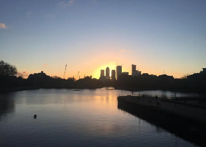 Ferienwohnung East London Waterfront 2 Bed Flat With Jacuzzi Tub