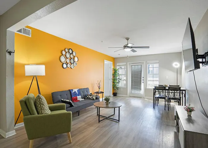 Cozy 9-Person Apt W/ Wifi Near Downtown Austin