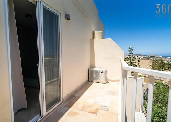 Ferienwohnung Sannat Penthouse Retreat Hot Tub And Outdoor Lounge
