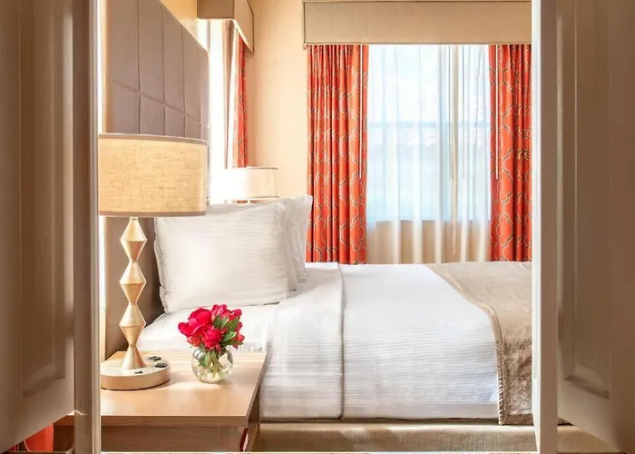 4Travel Club -Two & Three Bed Rooms Condo Resort-Free Parking & Shuttle To Parks Orlando