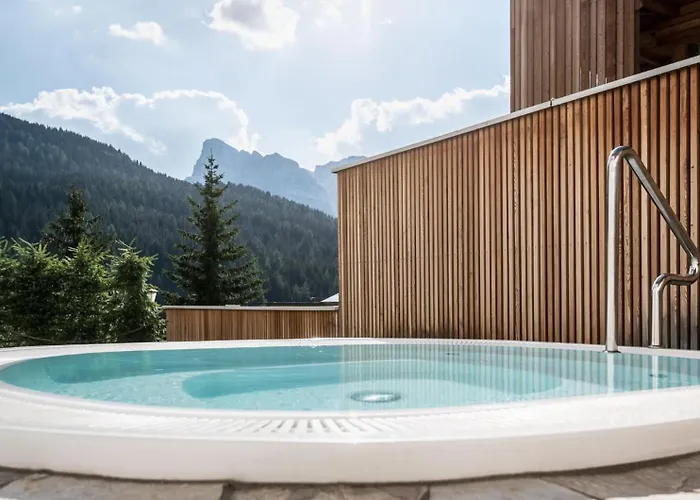 Hotel La Fradora - Dolomites Hotel St. Kassian