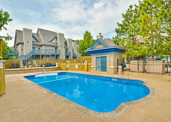Cozy Creek Retreat: Pool, Hot Tub, Tennis! Blue Mountains