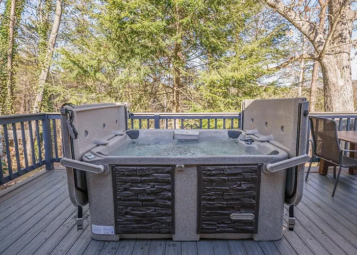 Wooded Bliss - Outdoor Hot Tub, Pet Friendly + Single Level Cabin! Pigeon Forge
