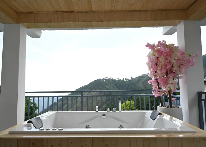 Villa Nuri By The Hills Mountain Retreat With Jacuzzi Masuri