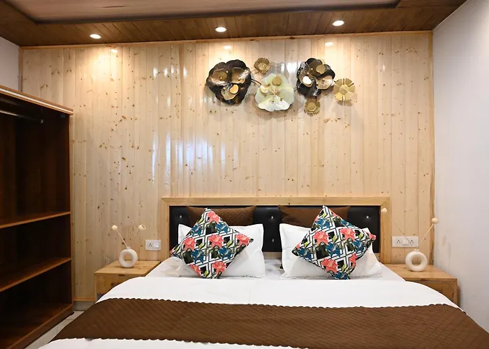 Villa Nuri By The Hills Mountain Retreat With Jacuzzi Masuri