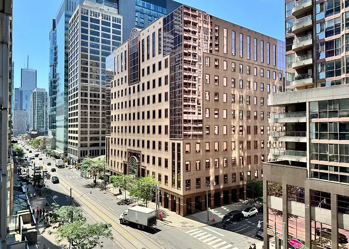 Large Downtown 2Br Condo With Parking Steps To Eaton Centre, Uoft And Sickkids Toronto