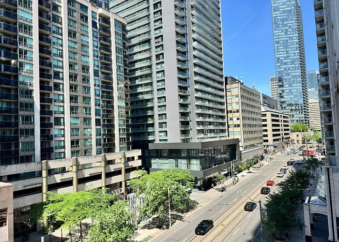 Large Downtown 2Br Condo With Parking Steps To Eaton Centre, Uoft And Sickkids Toronto