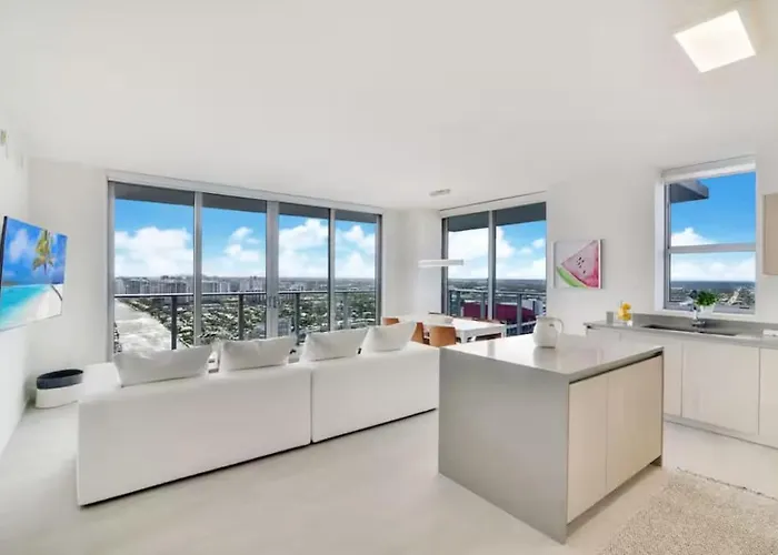 Luxury Corner Apartment In Hollywood Beach