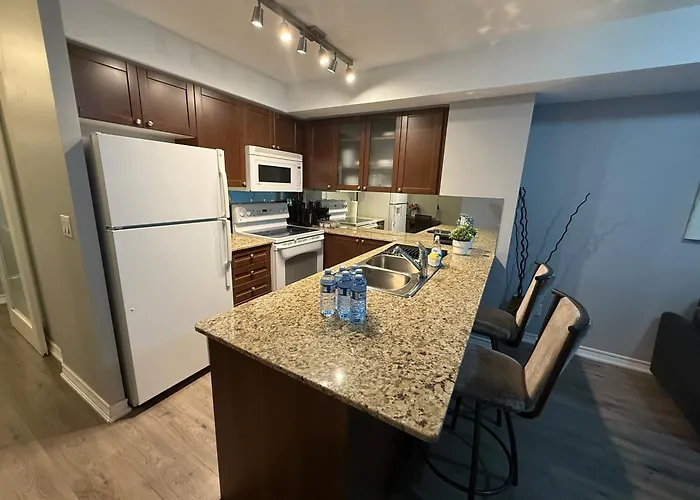 Large Downtown 2Br Condo With Parking Steps To Eaton Centre, Uoft And Sickkids Toronto