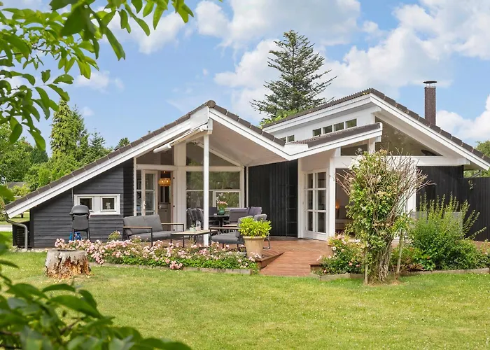Lovely Home In Dronningmolle With Wifi