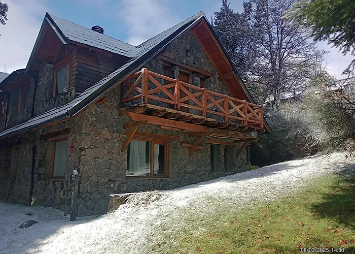 La Nevadita, Chalet Cabin Located Near The Center- It Includes Suite Room With Double Bed And Another 2 Bedrooms With Two Singles Beds- Living Room Fireplace, Hot Water, Wi-Fi Villa La Angostura