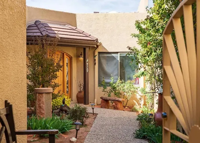 Spacious Sedona Splendor With Community Spa & Pool