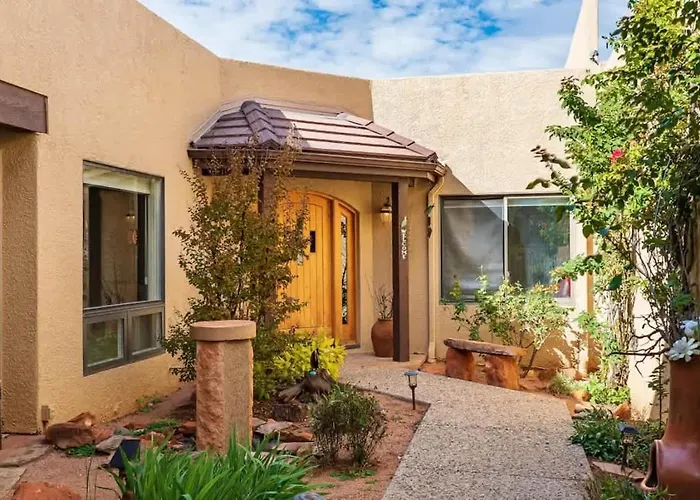 Spacious Sedona Splendor With Community Spa & Pool