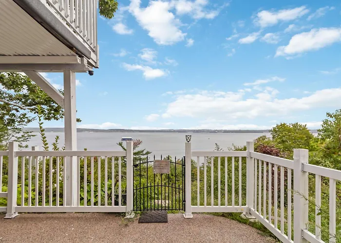 Entire Cozy Apartment With Share Jacuzzi To Enjoy Amazing Views Halifax