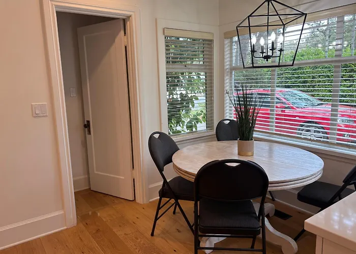 Charming Victoria Character Home-Pet Friendly