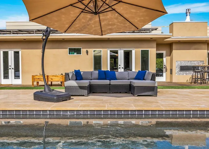 Mid-Century Elegance & Fun In Tahquitz River Estates Palm Springs