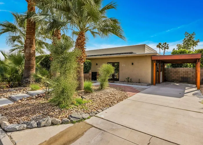 Mid-Century Elegance & Fun In Tahquitz River Estates Palm Springs