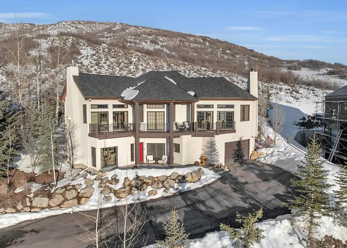 Villa Modern Hillside Manor Park Stadt