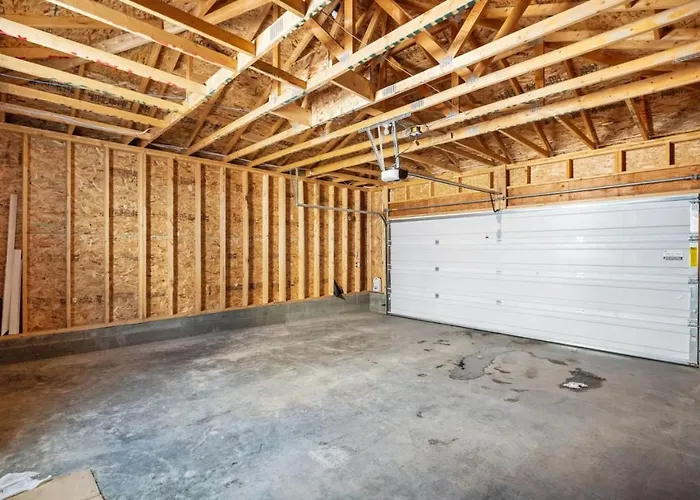Large House With Billiards, 5 Bedrooms, Garage Parking & Free Banff Access YYC