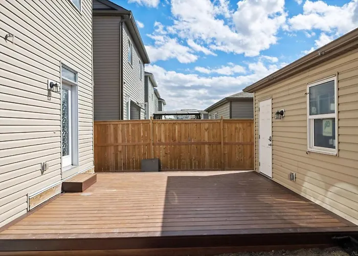 Large House With Billiards, 5 Bedrooms, Garage Parking & Free Banff Access YYC