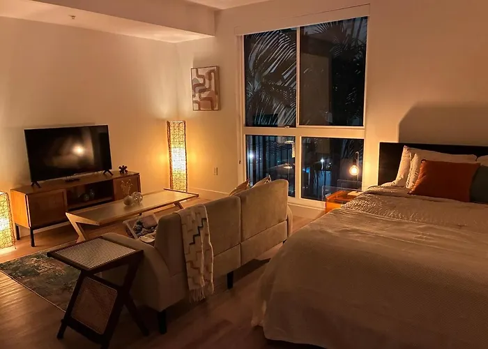 Luxury Hollywood Studio With Pool, Parking, Gym Los Angeles