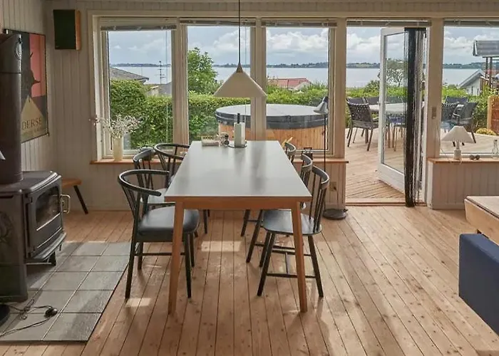 Cozy Beach House With Sea View In Gråsten