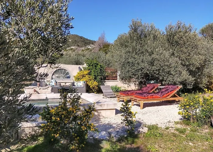 Authentic Stone House Overlooking Les Baux-De-Provence