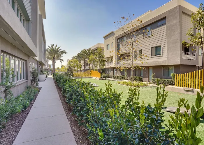 Convenient Anaheim Condo Walk To Angel Stadium