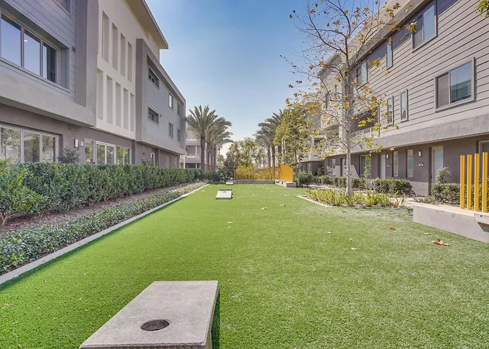 Convenient Anaheim Condo Walk To Angel Stadium