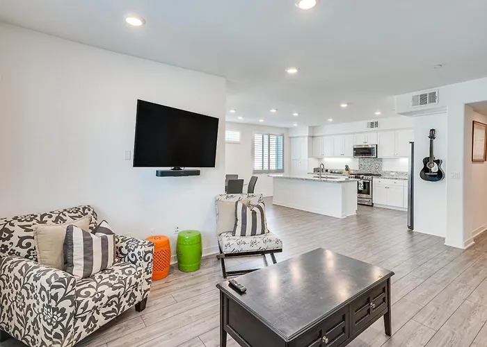 Convenient Anaheim Condo Walk To Angel Stadium