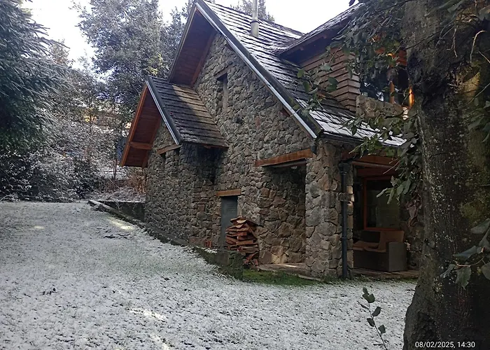 La Nevadita, Chalet Cabin Located Near The Center- It Includes Suite Room With Double Bed And Another 2 Bedrooms With Two Singles Beds- Living Room Fireplace, Hot Water, Wi-Fi Villa La Angostura