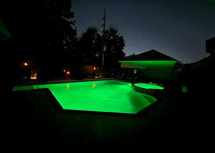 Royce Mini-Mansion With Heated Pool & Spa Houston